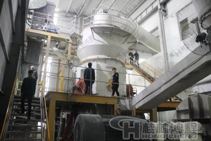 圖:與會人員參觀鴻程車間并針對氫氧化鈣生產線展開探討 圖:與會人員參觀鴻程車間并針對氫氧化鈣生產線展開探討