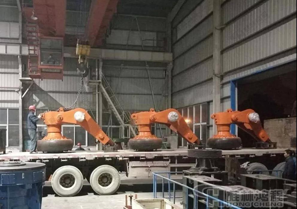 HLMX1700超細立磨發貨現場-超細立磨機大磨輥裝車 HLMX1700超細立磨發貨現場-超細立磨機大磨輥裝車