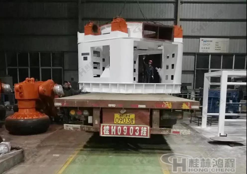 HLMX1700超細立磨發貨現場-超細立磨機主機磨輥裝車 HLMX1700超細立磨發貨現場-超細立磨機主機磨輥裝車