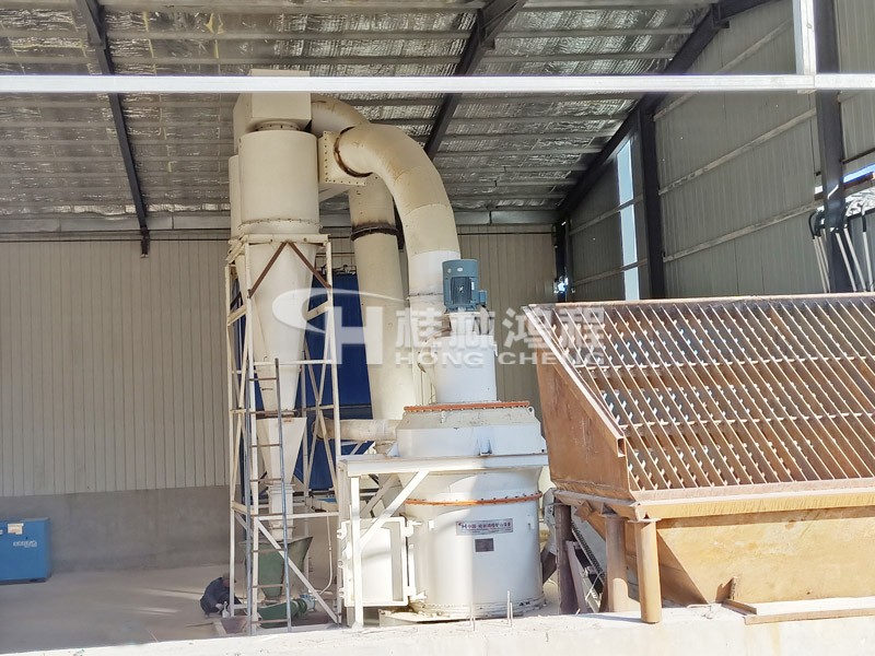 內(nèi)蒙古某膨潤土磨粉機HC1500擺式磨粉機磨粉機現(xiàn)場 內(nèi)蒙古某膨潤土磨粉機HC1500擺式磨粉機磨粉機現(xiàn)場